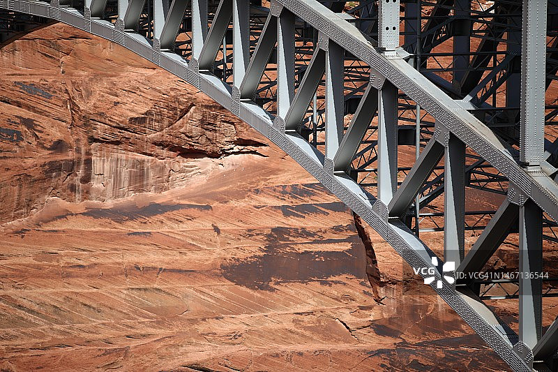 跨越岩石峡谷的金属拱桥特写图片素材