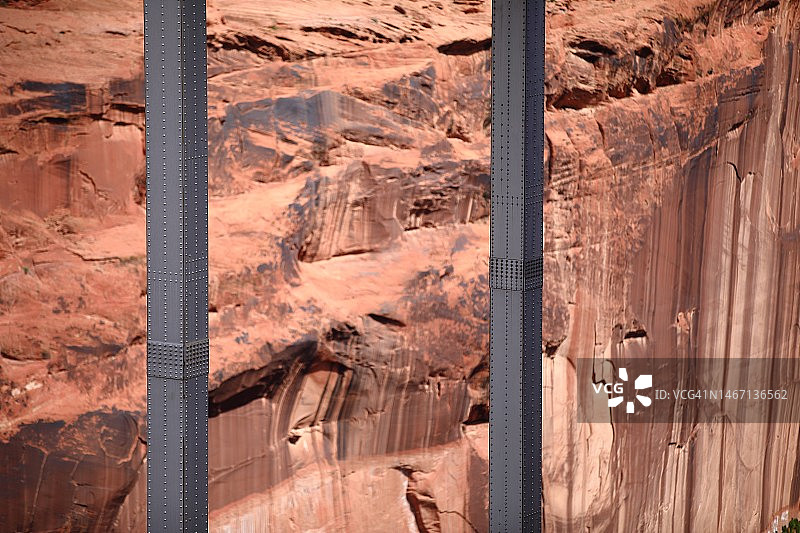 峡谷岩壁前的金属桥支撑图片素材