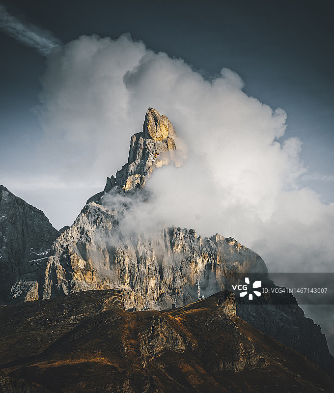 意大利多洛米蒂山脉云雾缭绕的山峰图片素材