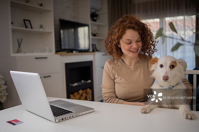 年轻时尚的女人在家里工作图片素材