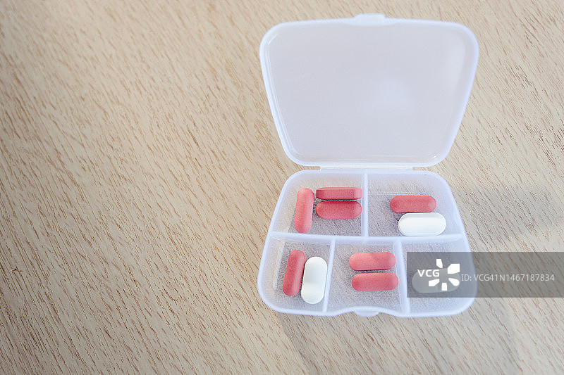 桌子上的药盒照片图片素材