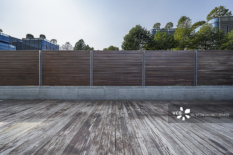 带木栅栏的中央商务区图片素材