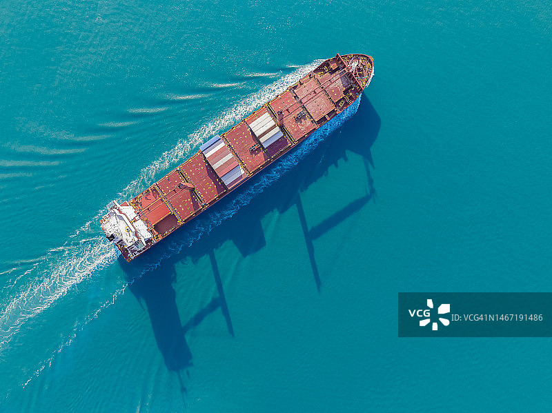 红色集装箱船海上运输航拍图，进出口业务图片素材