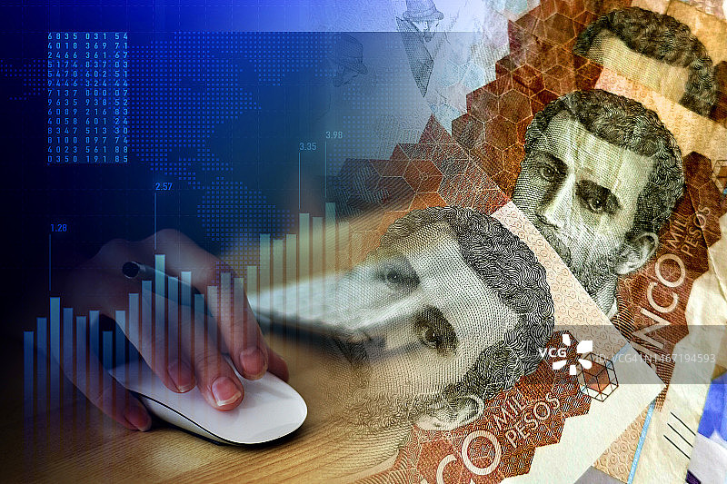 现金和手中的哥伦比亚比索图片素材