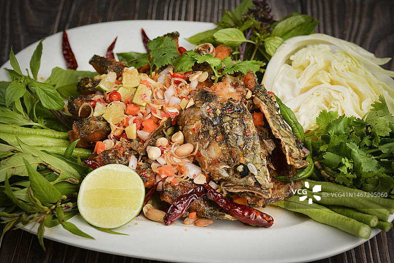 配沙拉酱的炸鱼（泰式料理）图片素材