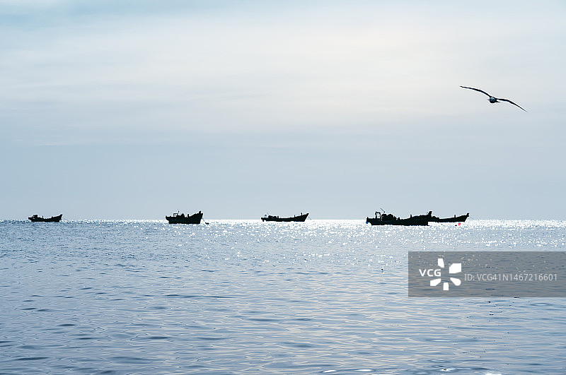 海面上的渔船图片素材