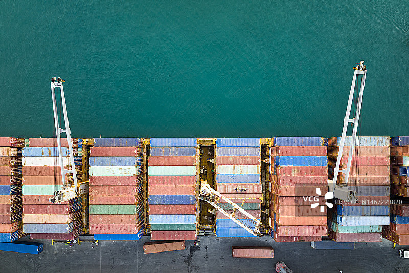 非洲航运港口的集装箱鸟瞰图图片素材