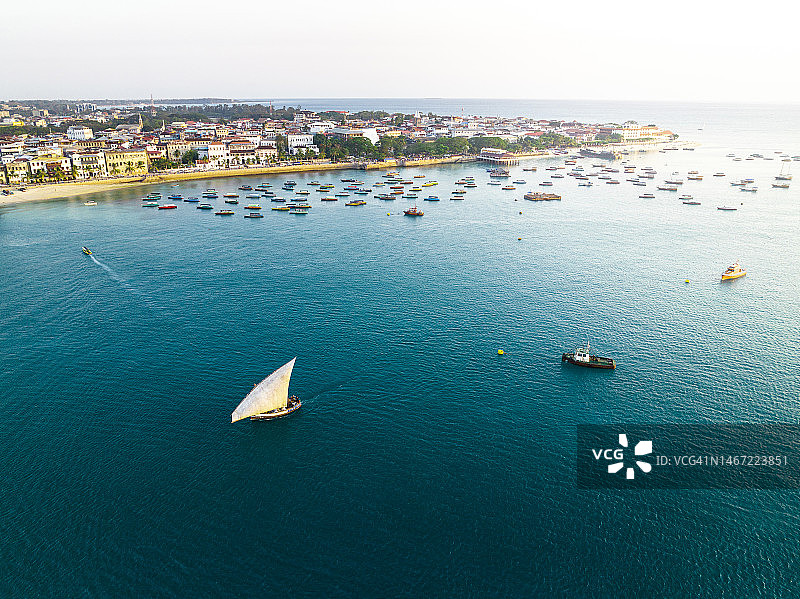 非洲日落时分航行的船只（航拍视角）图片素材