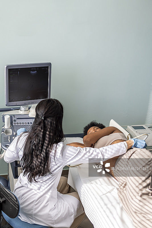 中年女医生使用超声波扫描仪图片素材