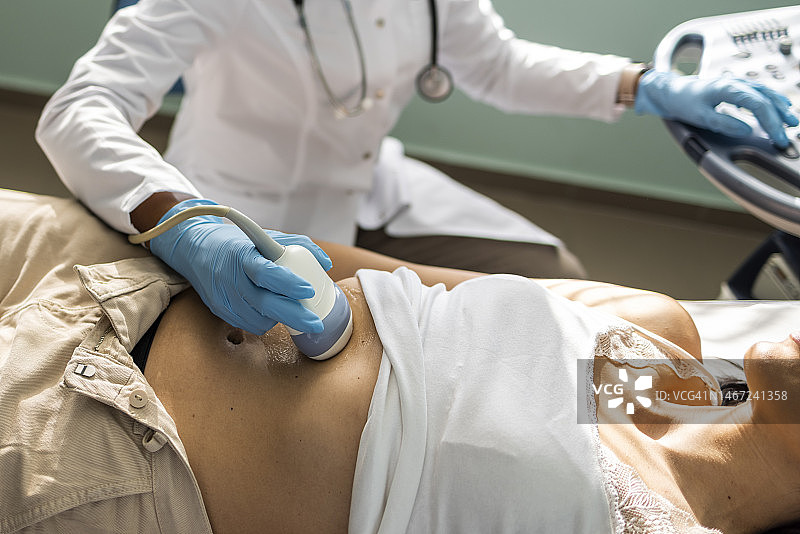 医生用超声波扫描仪检查中年妇女图片素材