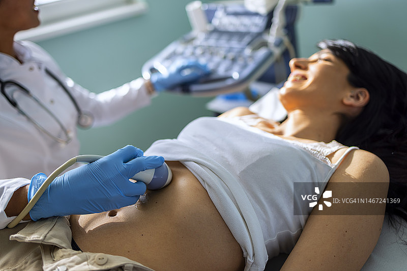 年轻女人进行四维超声扫描图片素材