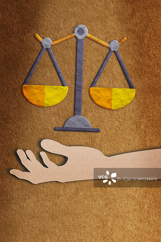 正义天平悬于手掌之上图片素材