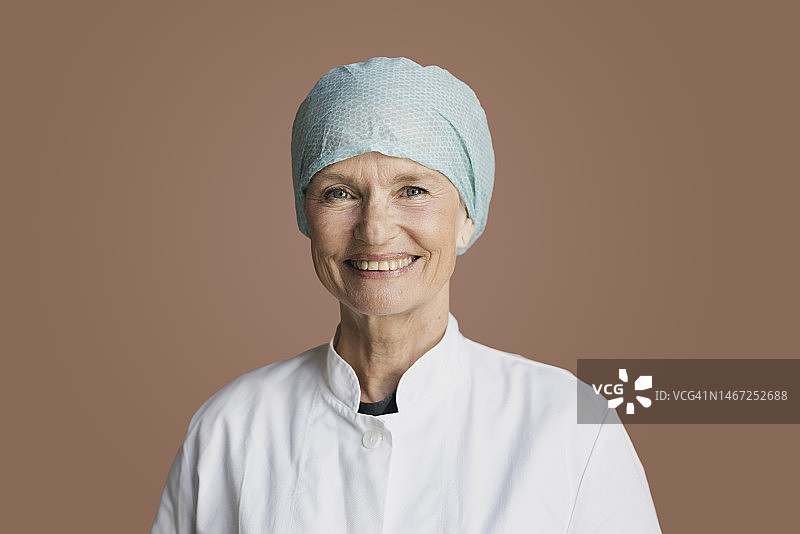 一个成功的老年女外科医生的帽子肖像图片素材