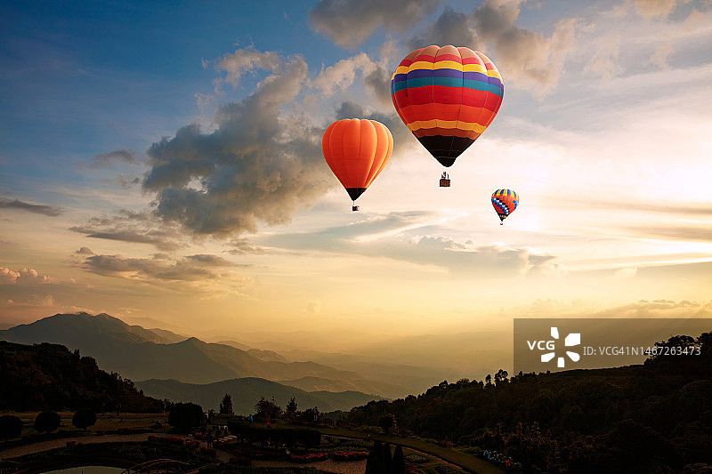 日出时分，热气球飞越天空图片素材