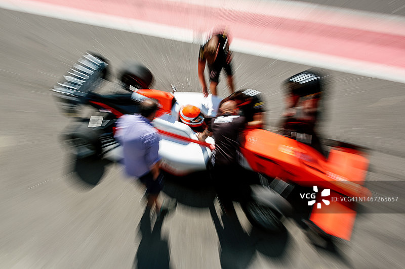 赛车和团队维修站虚焦瞬间图片素材