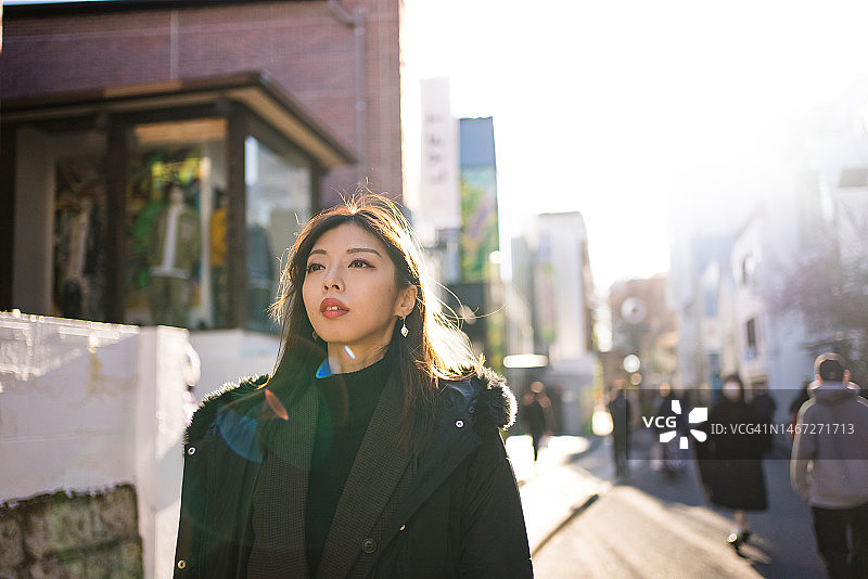 在时尚购物区行走的亚洲女人图片素材