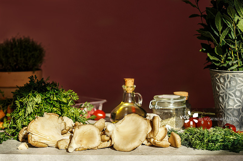 厨房桌上的平菇与新鲜香草和美味烹饪食材图片素材