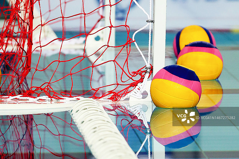 漂浮在水面上的彩色水球与球门网图片素材