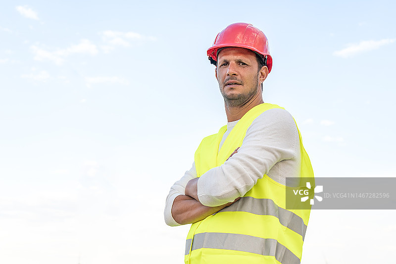 佩戴安全帽和反光外套的工人图片素材