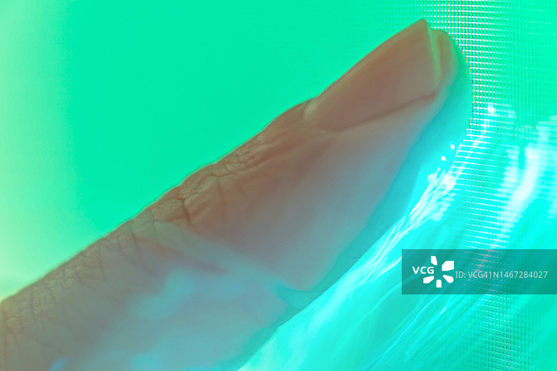 手指触摸屏幕，未来感光效图片素材