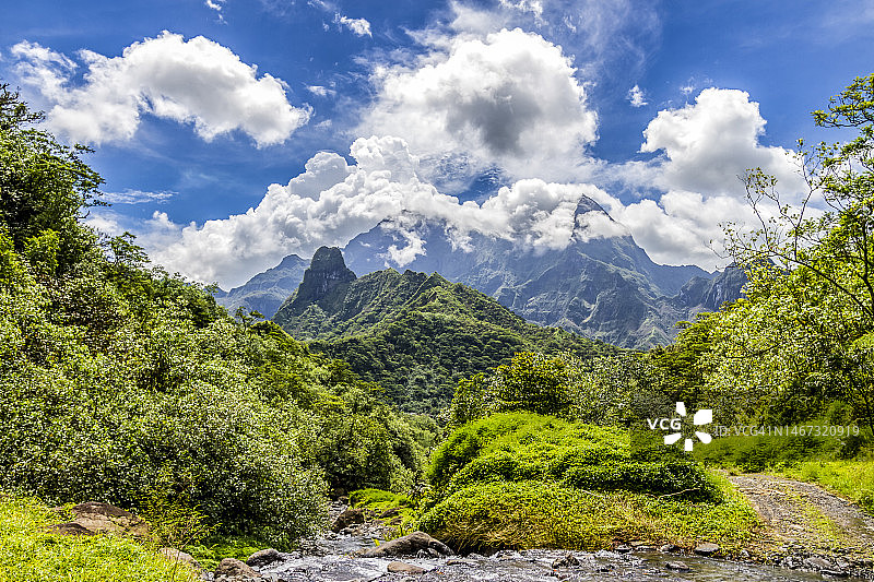 帕佩努山谷瀑布图片素材