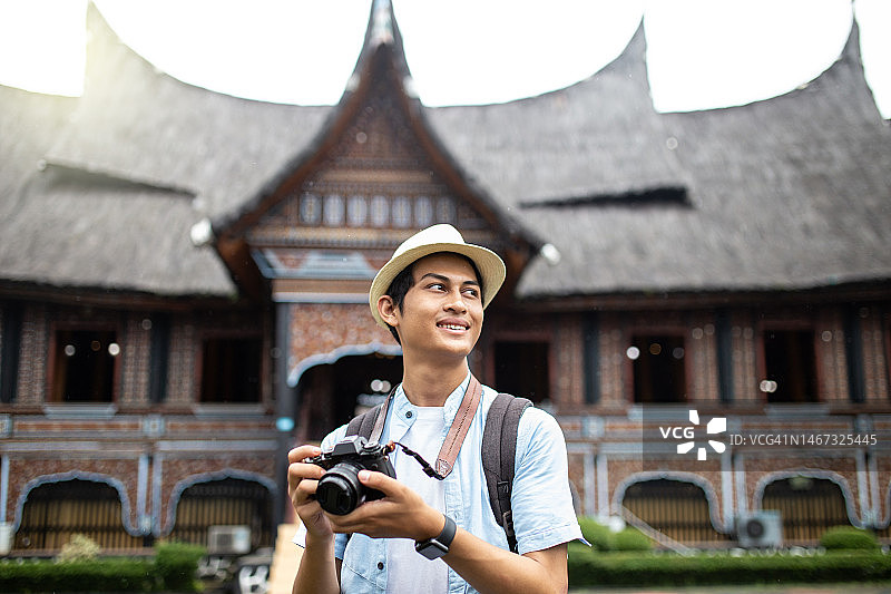印尼年轻旅行者探索旅游景点图片素材