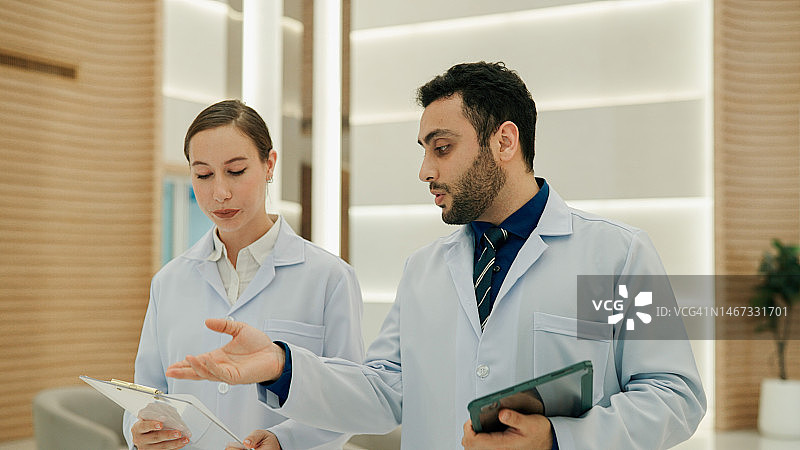 两位年轻医生讨论医学研究图片素材