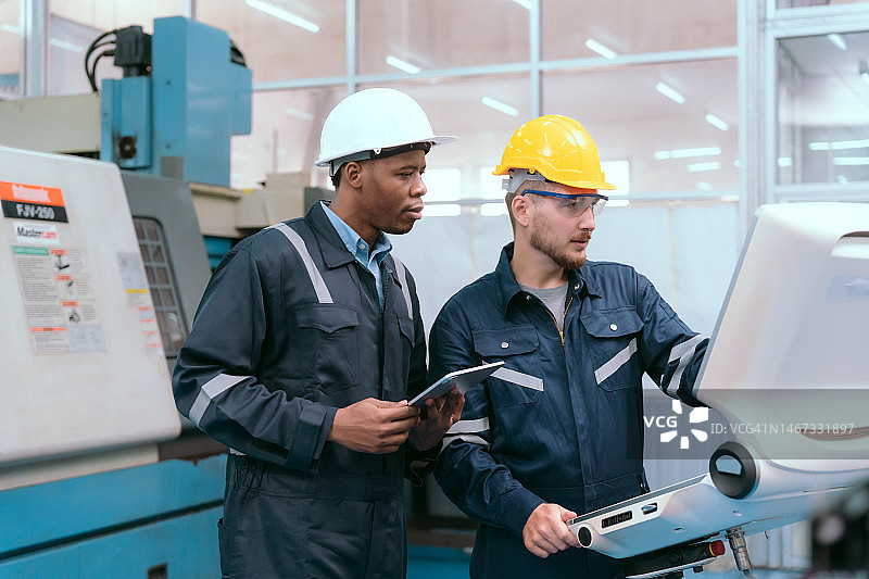 维护工程师团队在实验室讨论和检查机械臂机器，工厂机械图片素材