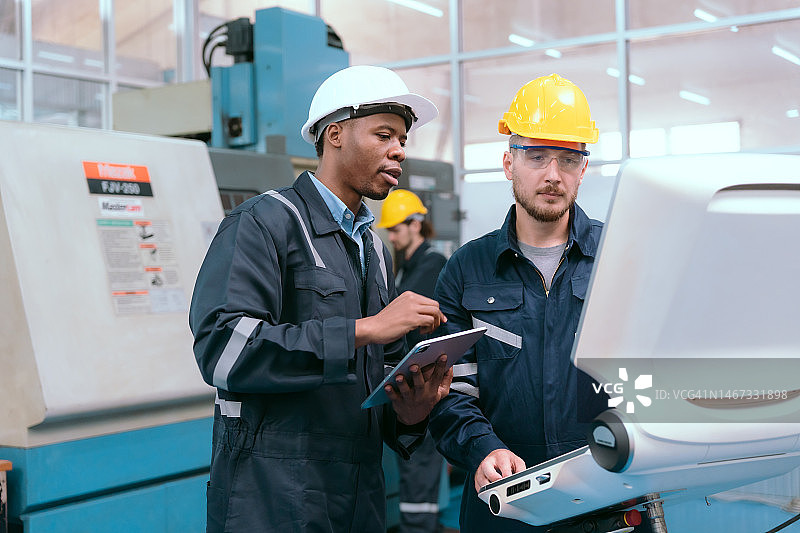 维护工程师团队在实验室讨论和检查机械臂机器，工厂机械图片素材