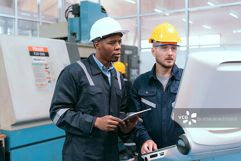维护工程师团队在实验室讨论和检查机械臂机器，工厂机械图片素材
