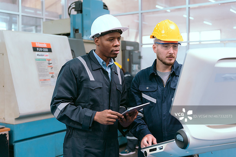 维护工程师团队在实验室讨论和检查机械臂机器，工厂机械图片素材