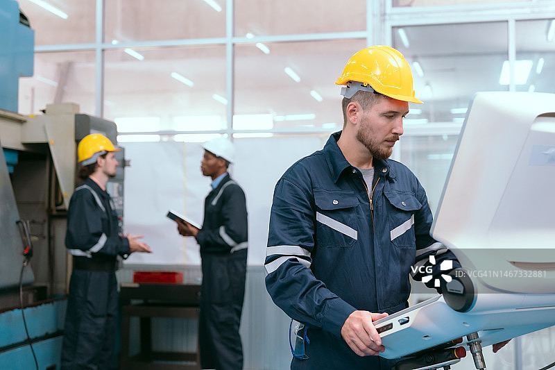 维护工程师团队在实验室讨论和检查机械臂机器，工厂机械图片素材