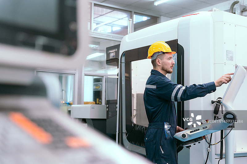 维护工程师团队在实验室讨论和检查机械臂机器，工厂机械图片素材