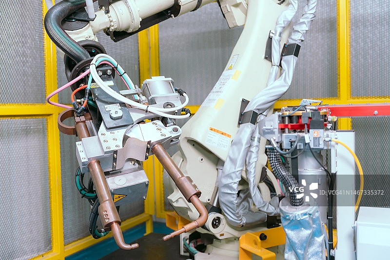 自动机器人机械臂正在现代汽车零部件工厂工作。图片素材