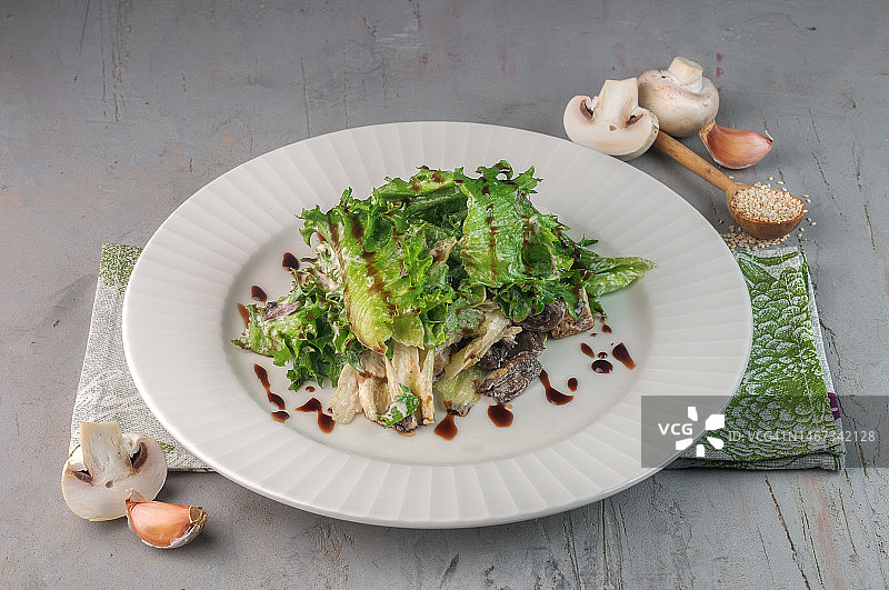灰色背景上的蘑菇沙拉图片素材