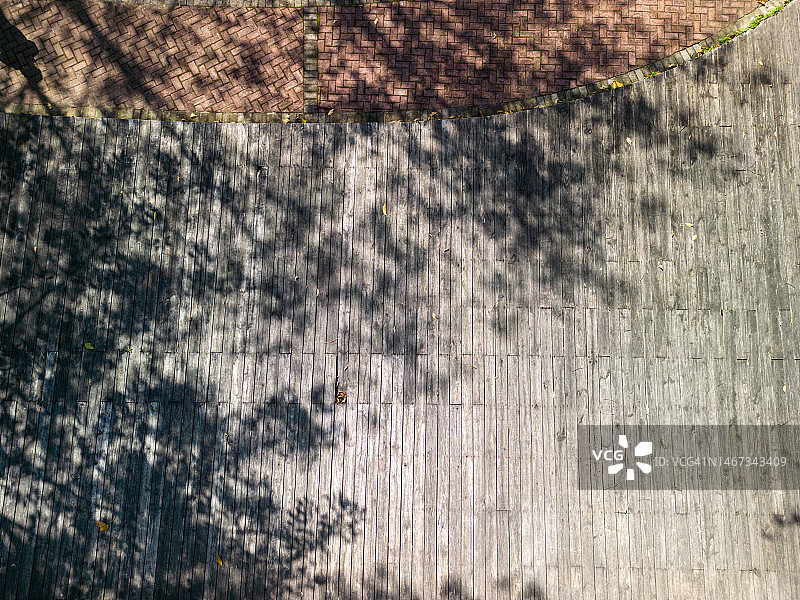 阴凉处的木地板航拍图片素材