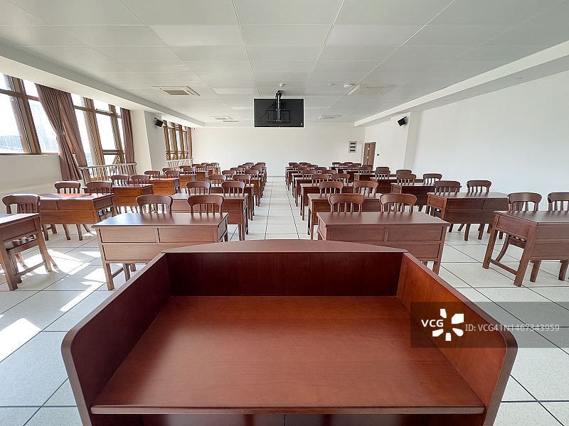 教室里整洁的木桌椅图片素材