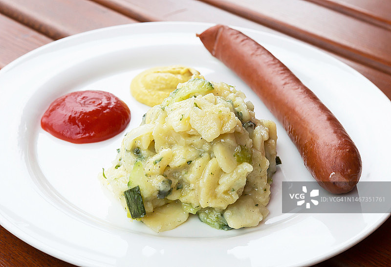 土豆沙拉和香肠图片素材