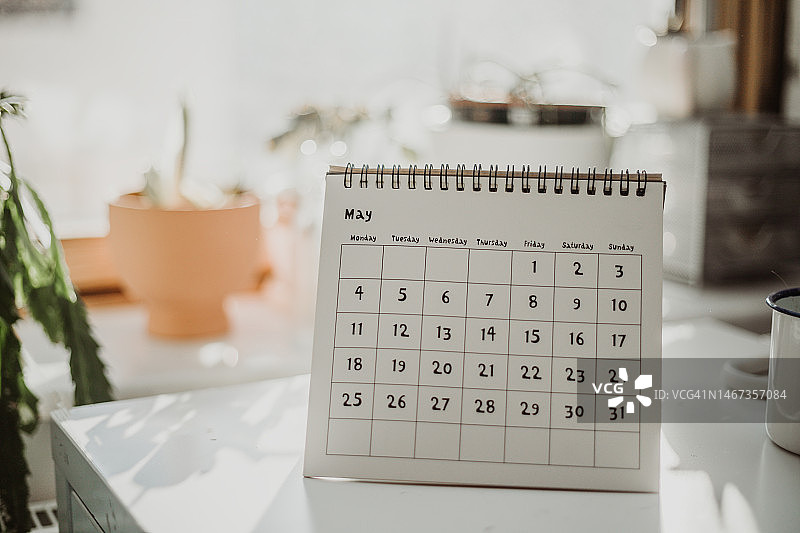 白色桌面上的五月日历图片素材