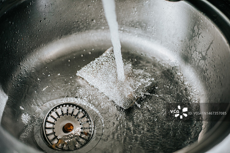 有流动的水和侦察员的水槽图片素材