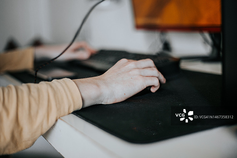 青少年在键盘上打字的特写图片素材