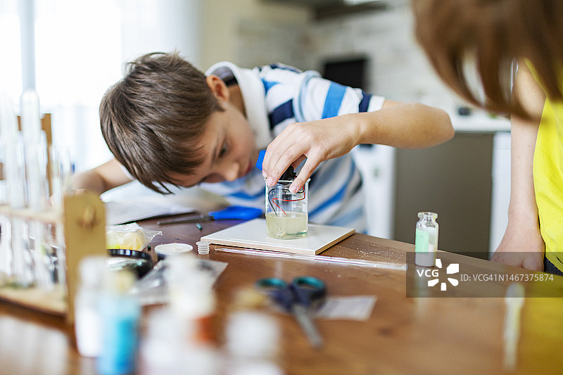 两个男孩在家做化学实验图片素材