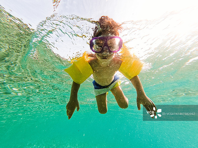 在海里潜水的男孩图片素材