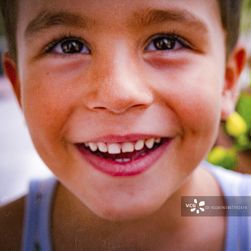 阳台上种植着自种植物的儿童肖像图片素材