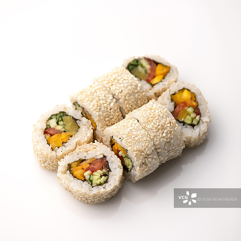 寿司卷：三文鱼、黄瓜、胡椒，白背景，顶部视角图片素材