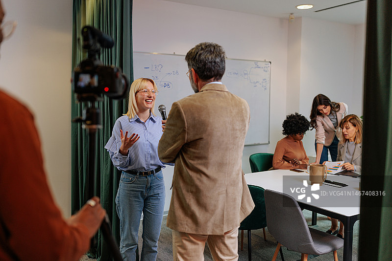 电视台在公司拍摄采访图片素材