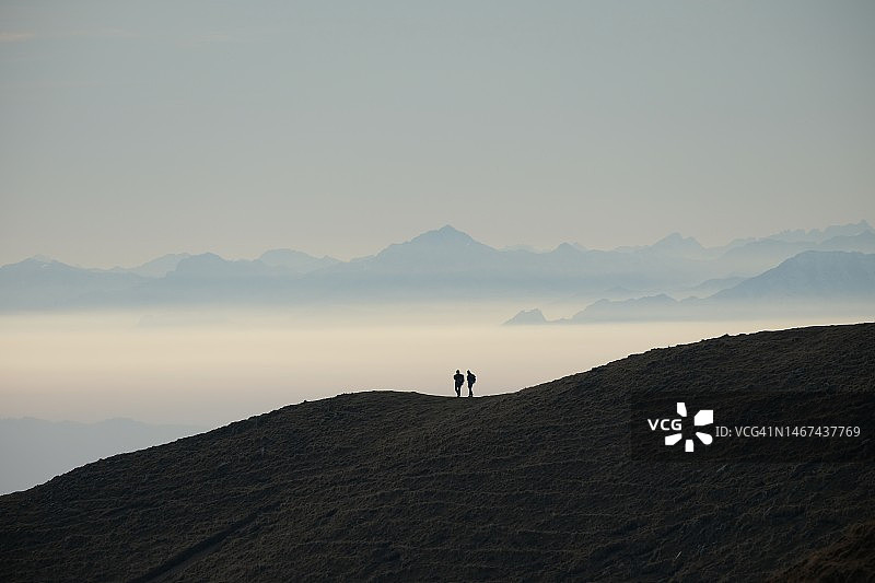 在山脊上的人们，黑色剪影图片素材