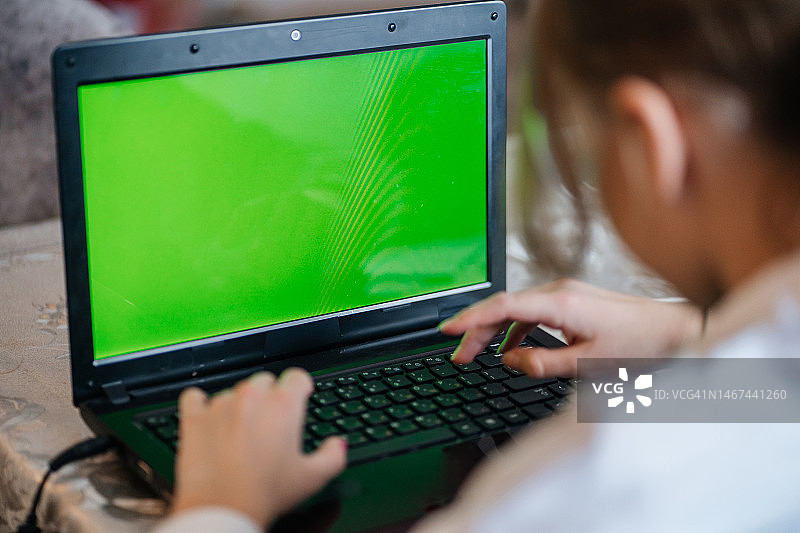 穿白大褂戴护目镜的女孩在线学习新电脑技术图片素材