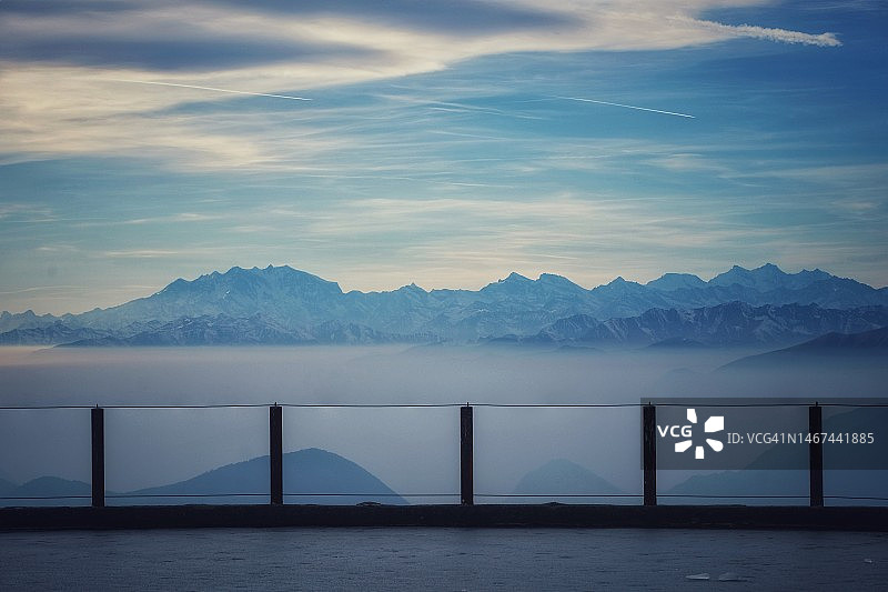 远处的山脉，带有蒙特罗莎山脉的防护栏杆图片素材