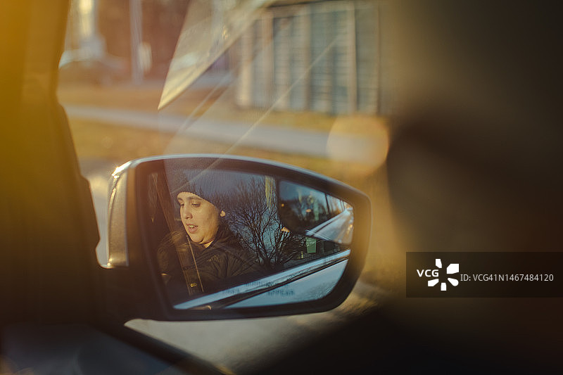 车内女人的镜像倒影图片素材